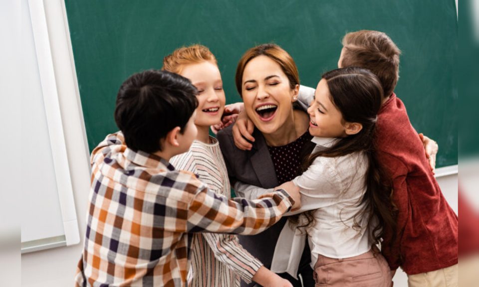 Una maestra creó un ingenioso método para poder abrazar a sus alumnos durante la cuarentena