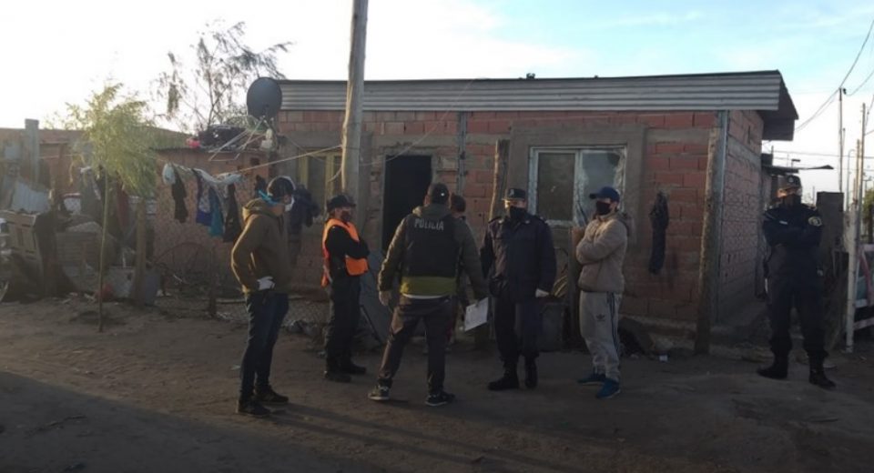 Allanaron una casa y encontraron a un menor discapacitado enjaulado