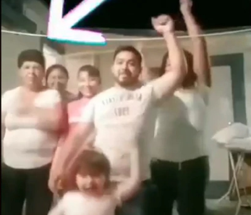 Participó del video de su hijo y con sus pasos de baile se volvió viral en las redes sociales