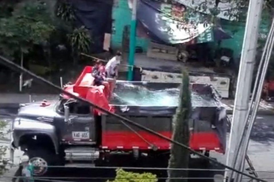 Video: armaron una pileta en un camión y violaron la cuarentena para probarla