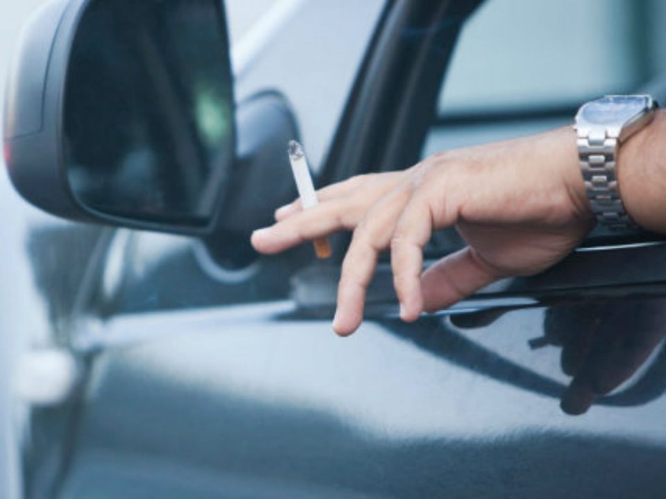 Insólito: le robaron el cigarrillo que recién había encendido en un semáforo