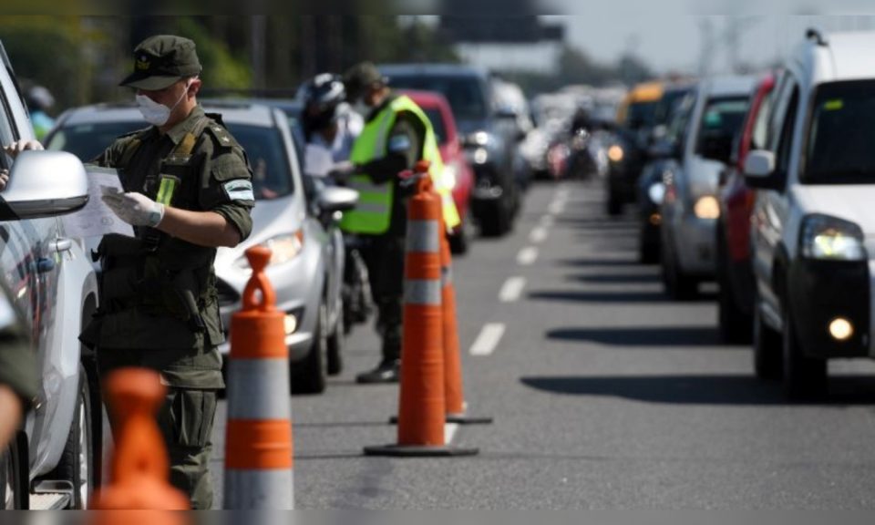 Una pareja fue detenida por salir a pasear armados (con un rifle)