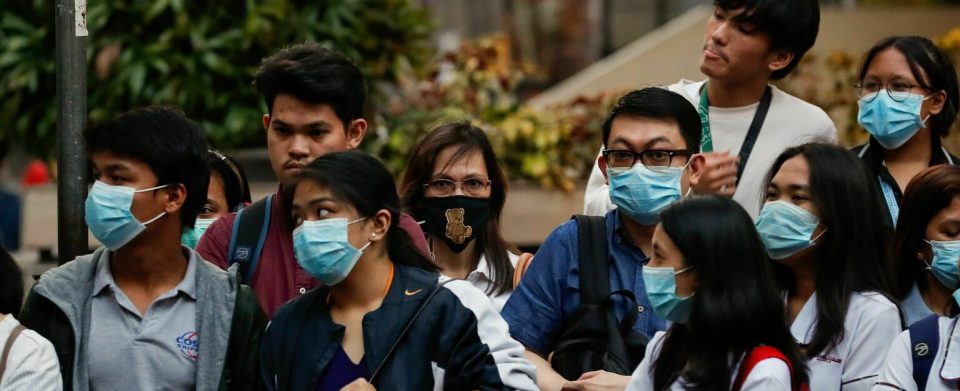 Coronavirus: un estudio asegura que serían insuficientes los dos metros de distancia para evitar el contagio