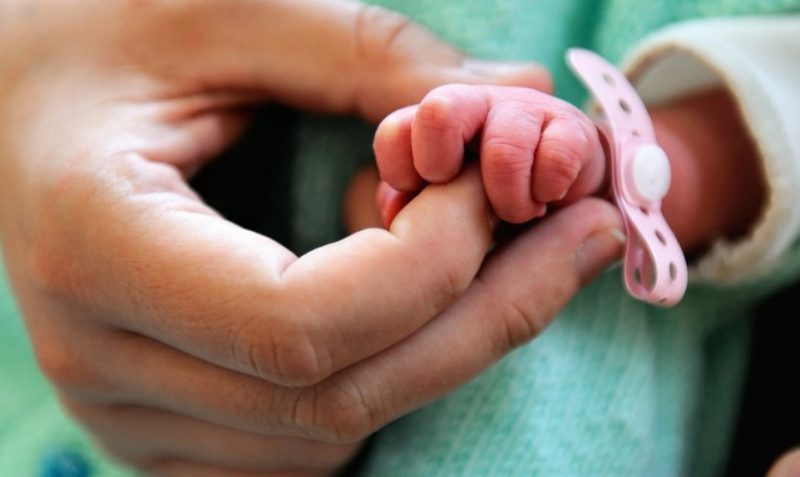 Coronavirus: murió un bebé de dos días y es una de las víctimas más jóvenes del mundo