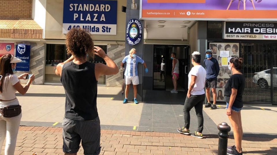 “Me siento secuestrado”, el pedido de un argentino encadenado en la Embajada en Sudáfrica