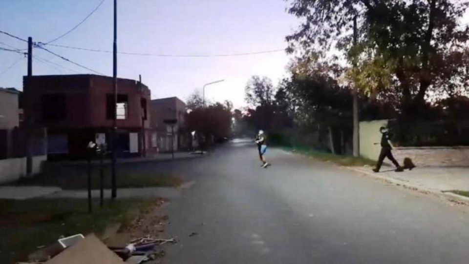Violaron la cuarentena para jugar al tenis y ahora deben donar 0 mil en alcohol en gel y barbijos