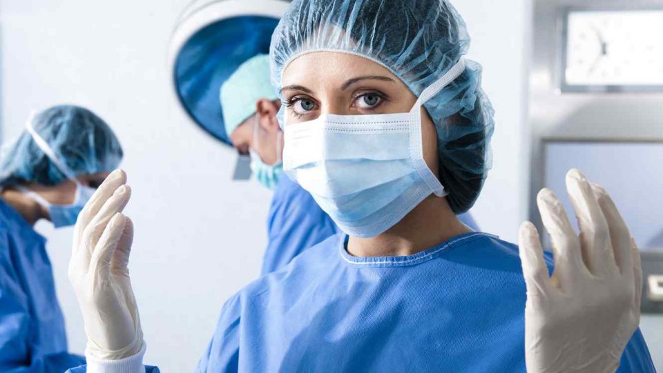 Una enfermera le robó la tarjeta de crédito a su paciente con coronavirus y terminó suspendida