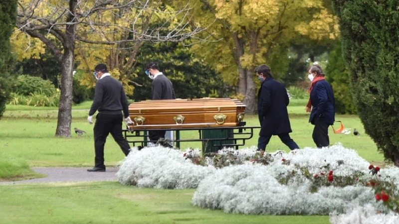 El último adiós a Goldie: el entierro fue sin familiares ni amigos pero Mirtha Legrand la despidió por videollamada
