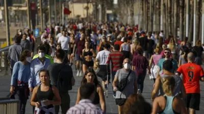 Alarma en España: millones de personas salieron a la calle tras la apertura del aislamiento