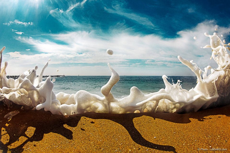 Por qué la espuma del mar y de la cerveza es blanca