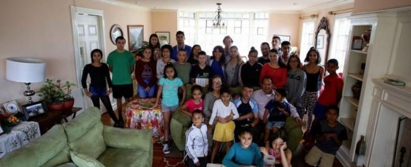 Una pareja vivió la cuarentena con sus 31 hijos y su historia se volvió viral