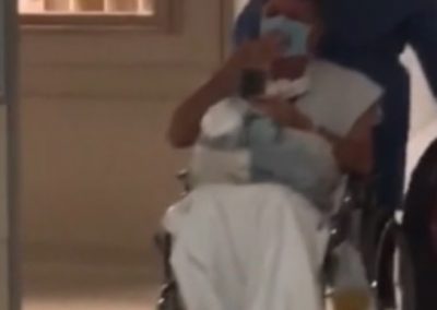 Coronavirus: salió de terapia intensiva y los médicos realizaron un emotivo festejo