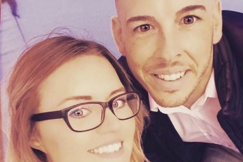 Quiso hacerle un regalo personalizado a su novia y cometió un insólito error