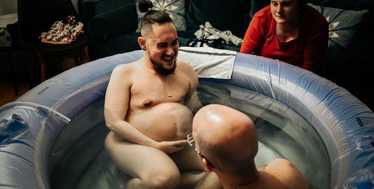 Increíbles imágenes de un hombre trans que dio a luz a su tercer hijo en el agua