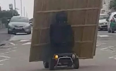 Manejó una moto con tres inmensas tablas de madera y se viralizó en las redes