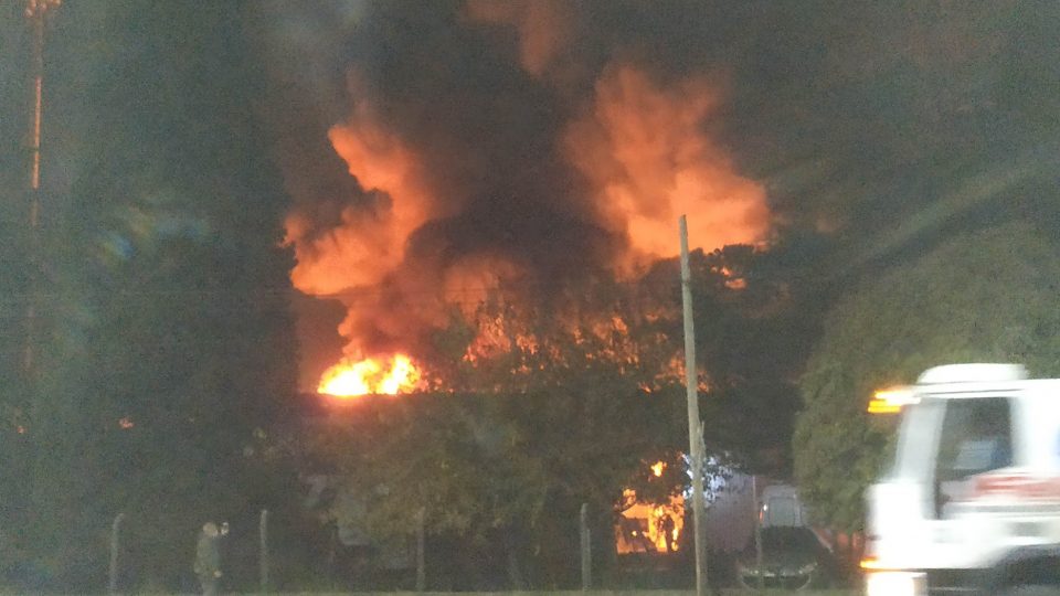 Se incendia un depósito en Quilmes: trabajan 20 dotaciones de bomberos