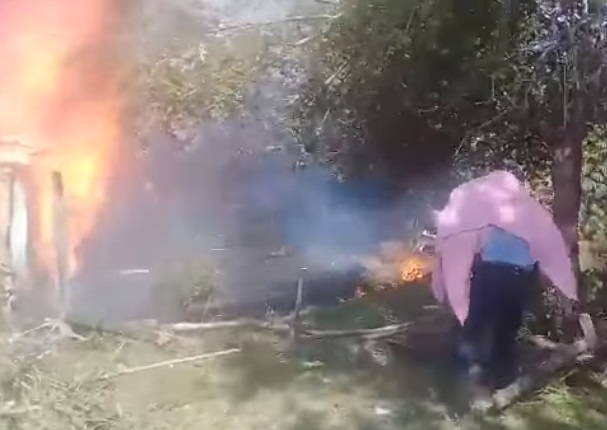 Un policía se metió en un incendio para rescatar a un perro