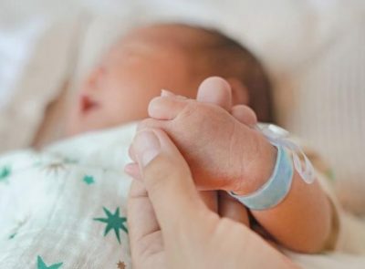 Coronavirus: la OMS sugiere que las mujeres contagiadas continúen con la lactancia