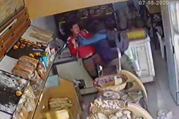 Un ladrón la atacó por la espalda y se defendió a palazos