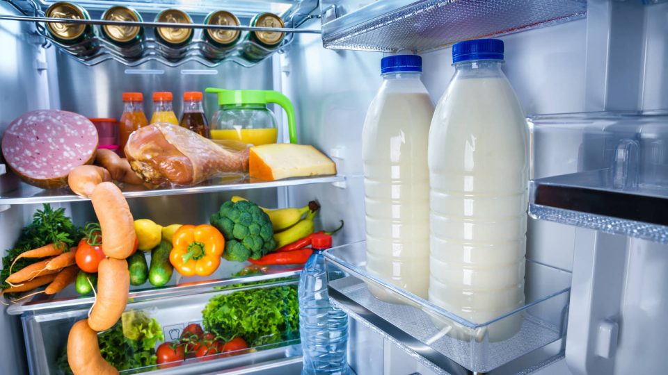 Por qué no tenés que guardar la leche en la puerta de la heladera