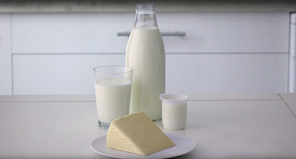 Tomar leche o comer queso dos veces por día podría reducir el riesgo de sufrir problemas cardiovasculares