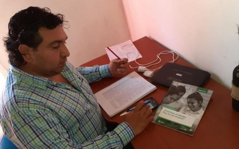 “Pago .000 por mes de teléfono”: Un profesor da clases a distancia con su celular