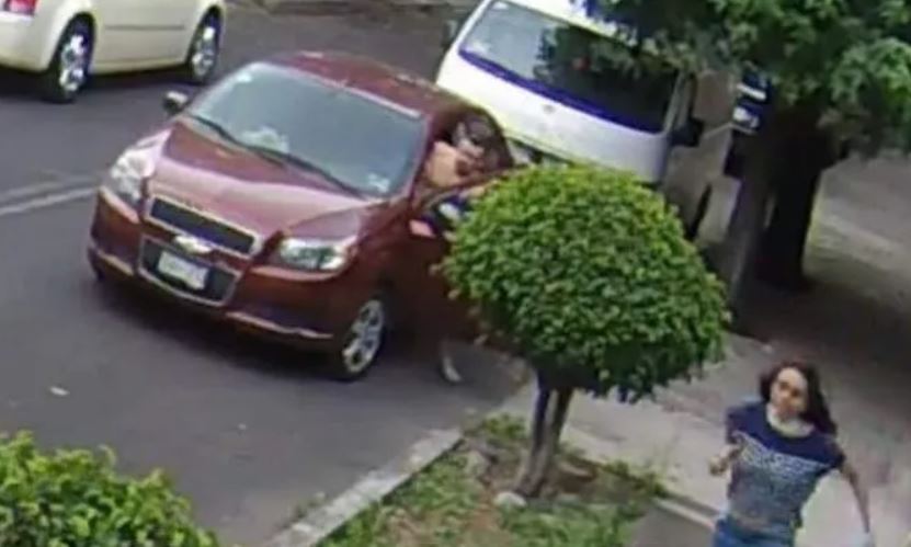 Captaron a un hombre violando la cuarentena y acosando desnudo a mujeres en la calle
