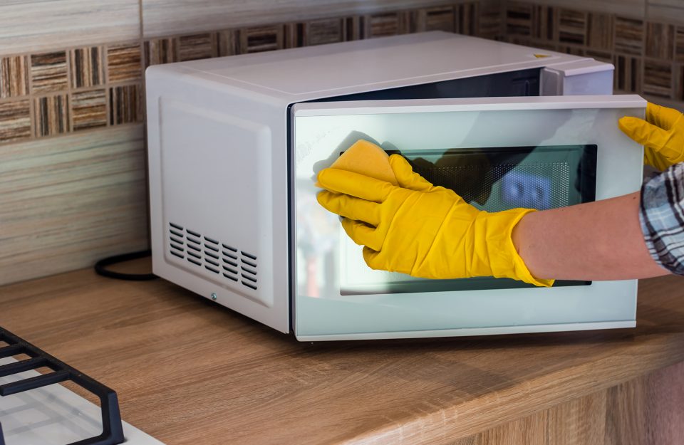 Cómo limpiar el microondas de manera económica y rápida