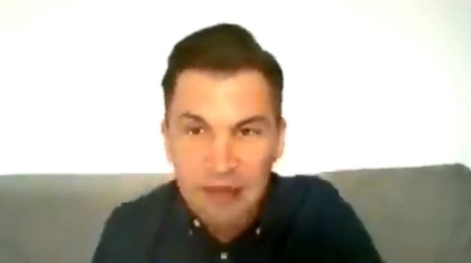 Un ministro rumano daba una entrevista virtual cuando un descuido mostró que estaba en calzoncillos