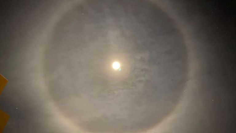 Apareció un extraño halo de luz alrededor de la Luna