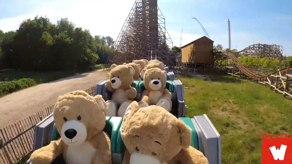 Grabaron a 22 osos de peluches disfrutando de una montaña rusa