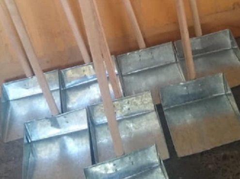 Un adolescente de 14 años se puso a fabricar palas para sostener a su familia luego de que su padre sufriera un ACV