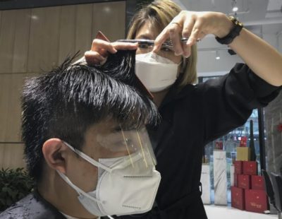 Un peluquero trabajó con síntomas de coronavirus y expuso a 91 clientes