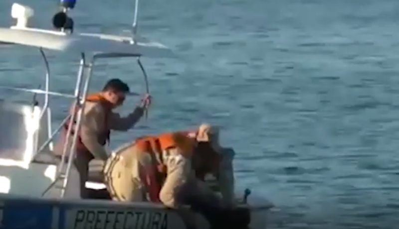 El dramático momento en el que Prefectura salva a un hombre que se ahogaba en el río Paraná