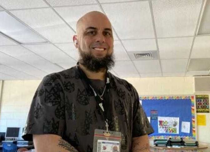 La inspiradora historia de un profesor: tiene cáncer y da clases a sus alumnos en un hospital