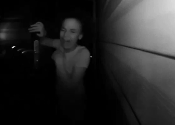 Una joven se estrelló contra una puerta de vidrio y su reacción se hizo viral