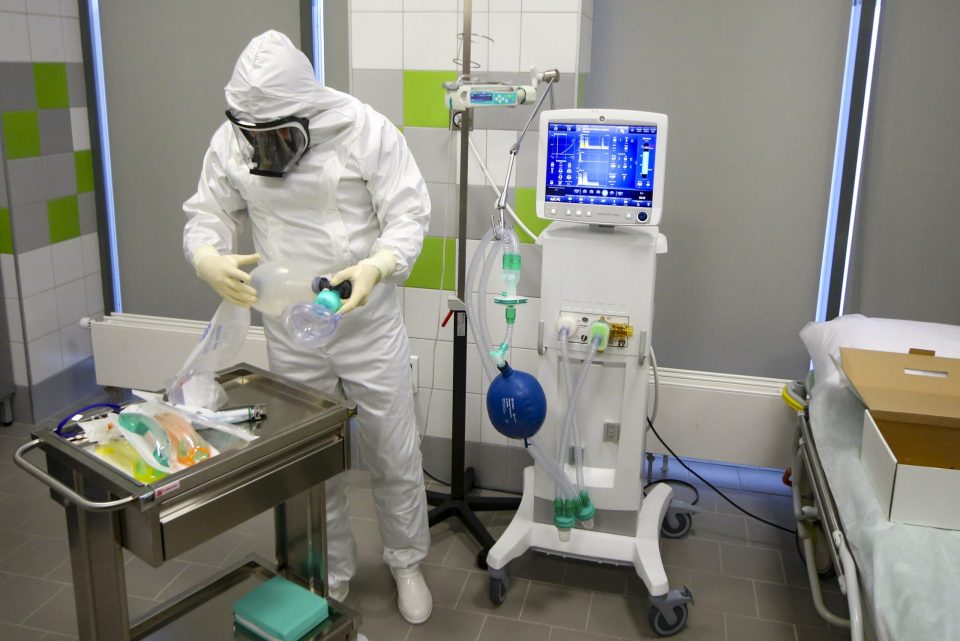 La UBA diseñó un dispositivo para que dos pacientes puedan compartir un mismo respirador
