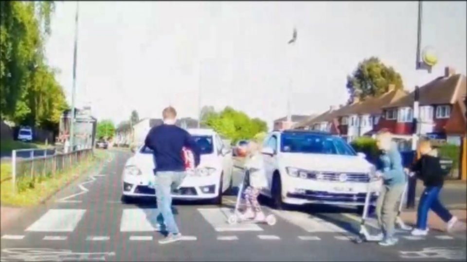 Un conductor descontrolado quedó a centímetros de atropellar a una familia
