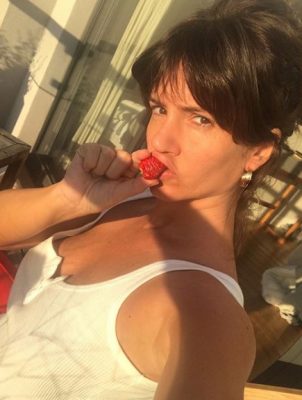 La sensual foto de Griselda Siciliani con pollera entallada y ropa interior de encaje