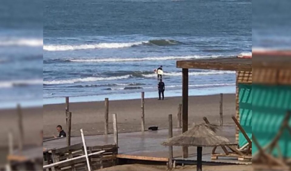 Surfistas rompieron la cuarentena para meterse al mar