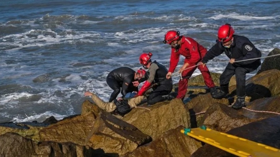 Un hombre baleó a otro en un centro de jubilados, se tiró al mar y murió