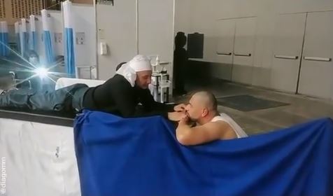 Enfermeros recrearon una icónica escena de Titanic en pleno hospital y los echaron