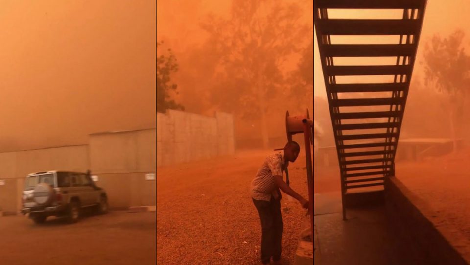 Una tormenta de arena tiñó de rojo el cielo de un país africano