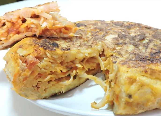 Cómo hacer una tortilla de fideos con la pasta que te sobró