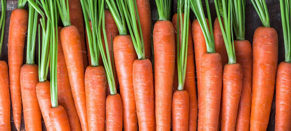 El método que utilizan los cocineros para pelar zanahorias (en segundos)