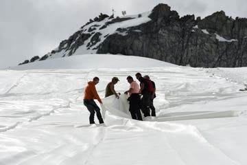 Cambio climático: cubren un glaciar con tela para protegerlo