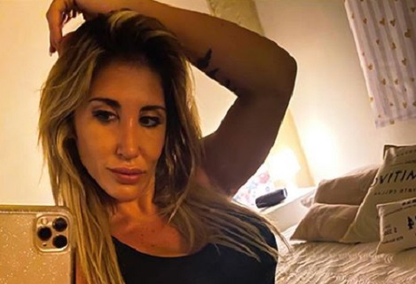 De espalda y con transparencias, Ayelén Paleo le dio la bienvenida al fin de semana