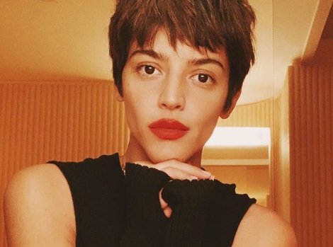 Calu Rivero, al filo de la censura con una foto al desnudo (completo) y sobre un tronco: “Solsticio de verano”