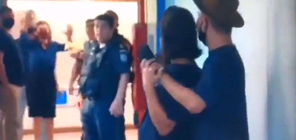 Entró a un canal de televisión con un cuchillo y tomó de rehén a una periodista