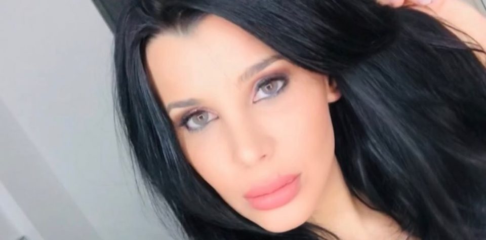 Charlotte Caniggia, con mirada fija desde la cama y remera blanca para despedir el finde